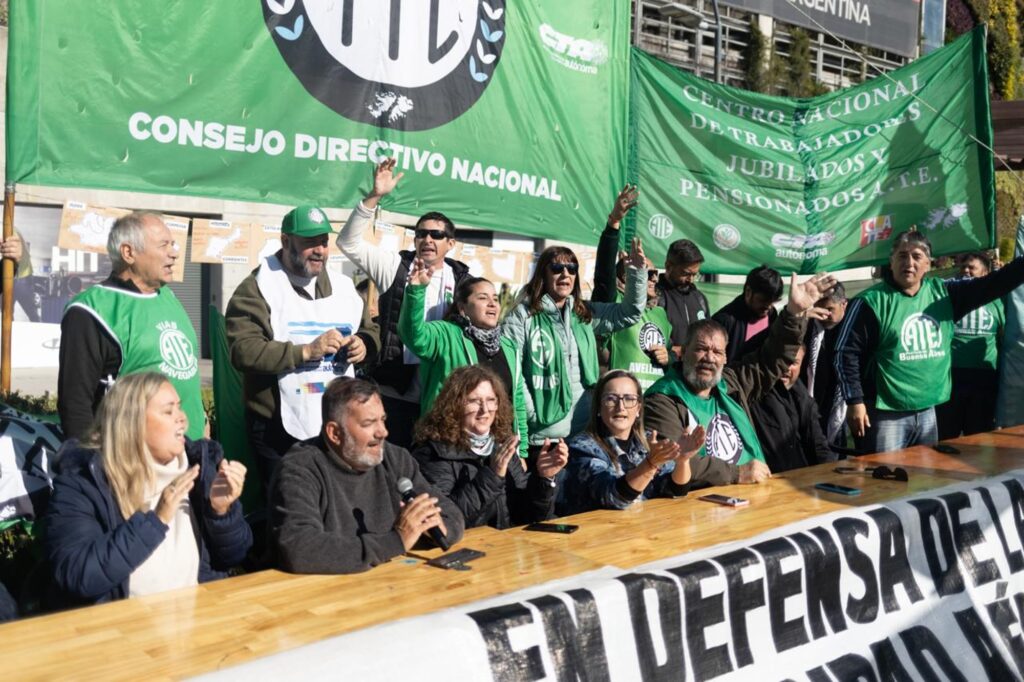 Gremios aeronáuticos protestan en Aeroparque por recortes en el SMN