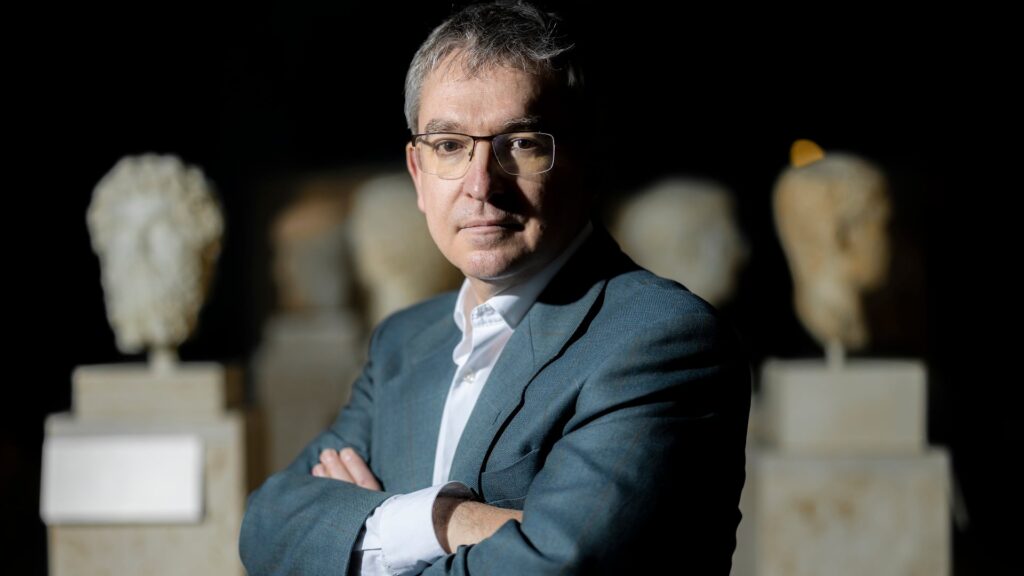 Imagen editorial relacionada con: Santiago Posteguillo analiza el legado de Julio César como arquitecto de la civilización occidental
