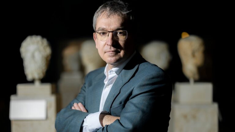 Imagen editorial relacionada con: Santiago Posteguillo analiza el legado de Julio César como arquitecto de la civilización occidental