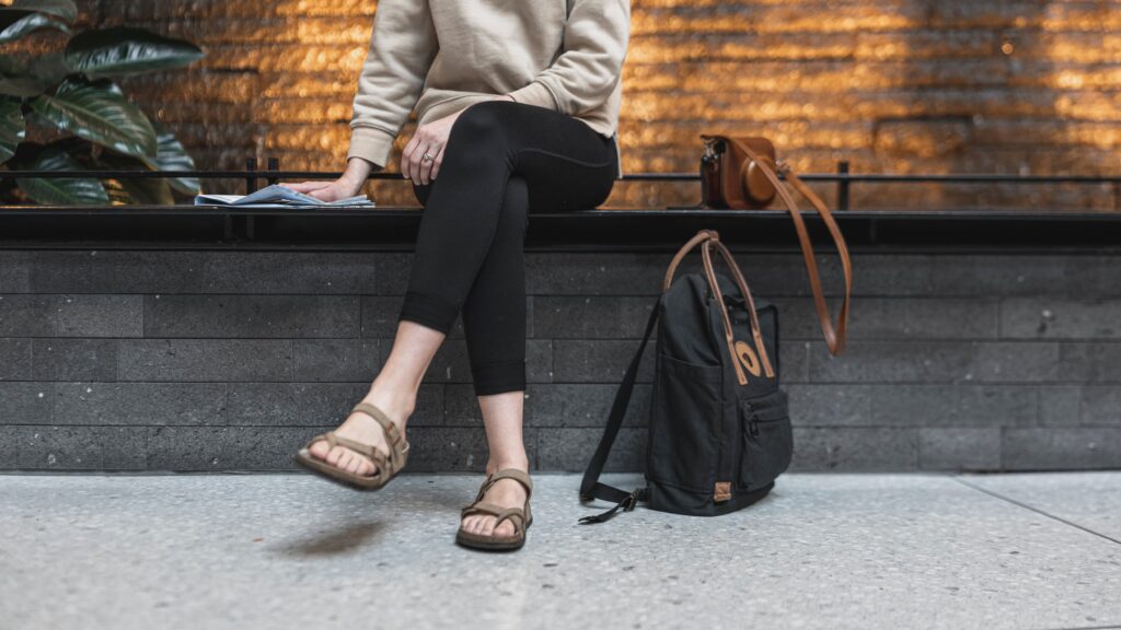 Especialistas advierten sobre el impacto de apoyar bolsos en el suelo
