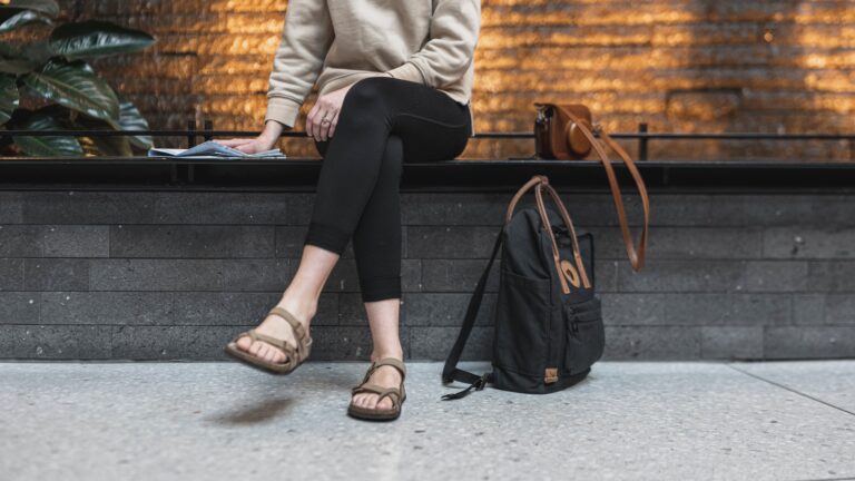 Especialistas advierten sobre el impacto de apoyar bolsos en el suelo