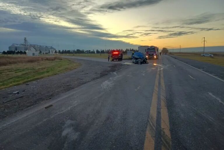 Imagen editorial relacionada con: Tres personas murieron en un choque frontal entre un camión y una camioneta en Canals