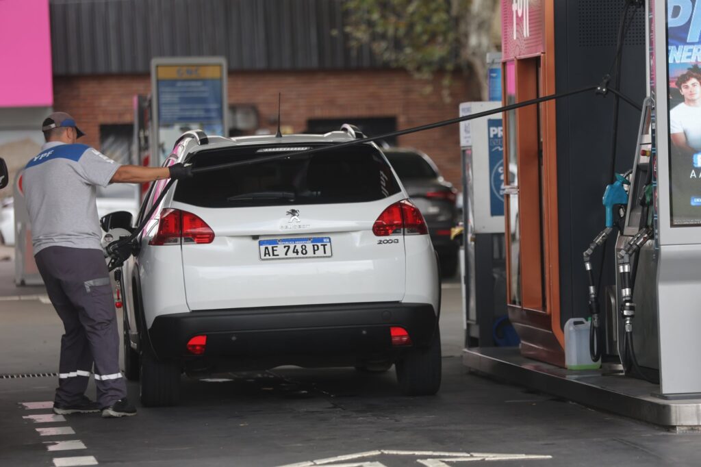 Imagen editorial relacionada con: YPF aumentó un 1% el precio de los combustibles para mitigar la volatilidad internacional
