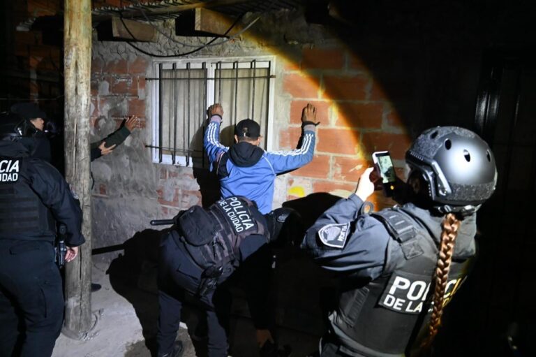 Imagen editorial relacionada con: Megaoperativo en 16 barrios populares porteños: 1.500 policías, 20 detenidos y búnkers narco clausurados