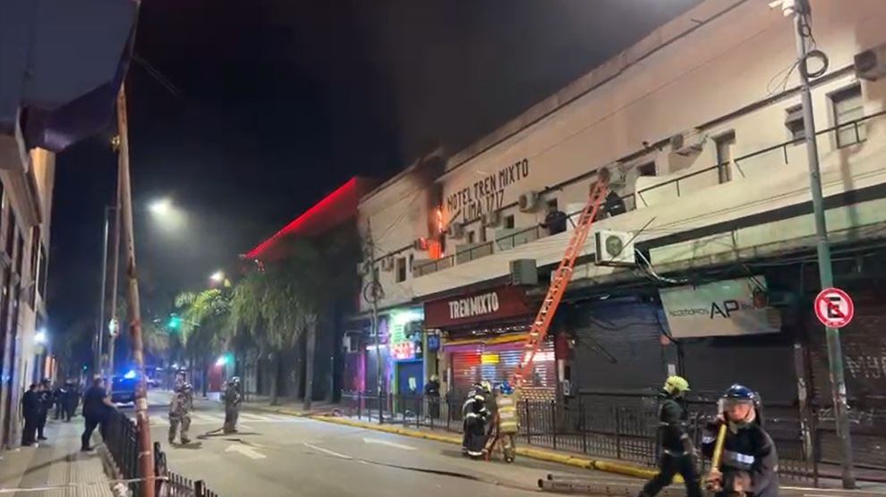 Imagen editorial relacionada con: Incendio en un hotel de Constitución: evacuaron a 20 personas durante la madrugada