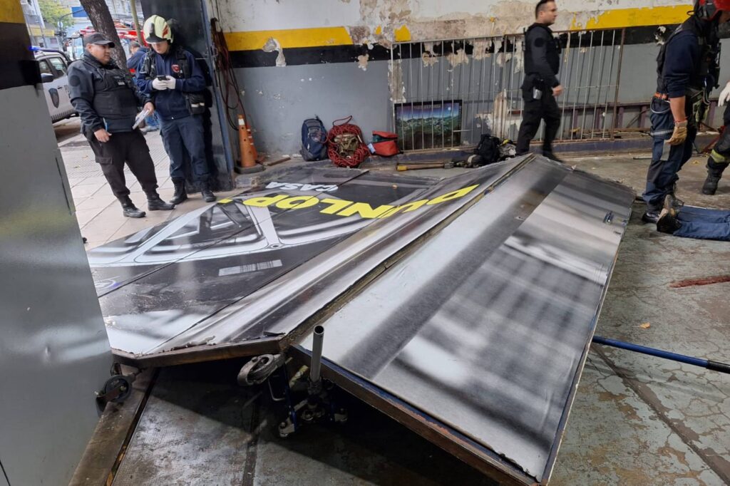 Imagen editorial relacionada con: Un hombre de 73 años murió aplastado por un portón metálico en Almagro