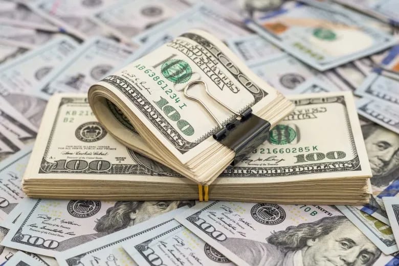 El dólar mayorista subió a $1.394,50 pero cerró la semana con signo