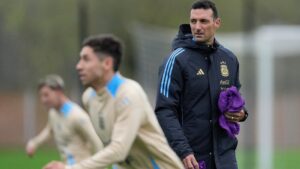Imagen editorial relacionada con: Scaloni definió 24 futbolistas para el Mundial 2026 y mantiene dos incógnitas en la lista final