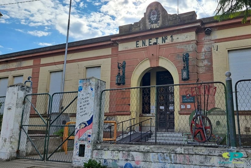 Imagen editorial relacionada con: Denuncian a una preceptora en Bragado por el robo de 50 mil dólares de un viaje escolar