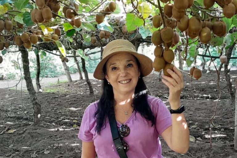Saladillo impulsa el agroturismo con la cosecha abierta de kiwis