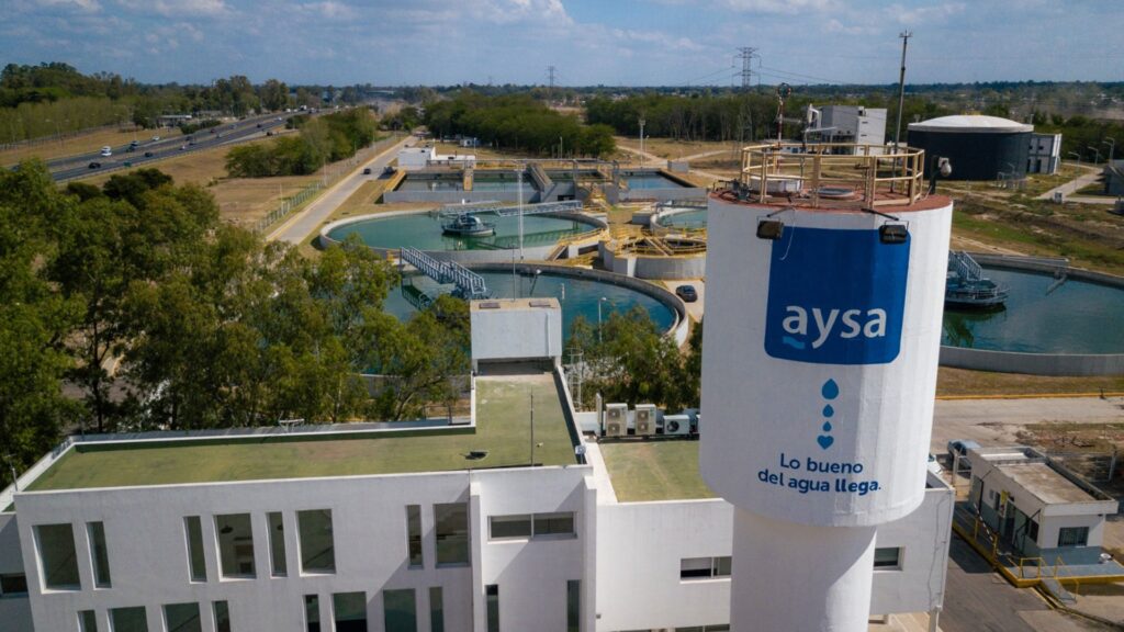 Imagen editorial relacionada con: El Gobierno publica los pliegos para privatizar AySA y proyecta recaudar USD 500 millones