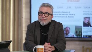 Imagen editorial relacionada con: Cristian Alarcón advierte sobre la crisis del periodismo y el impacto del endeudamiento social