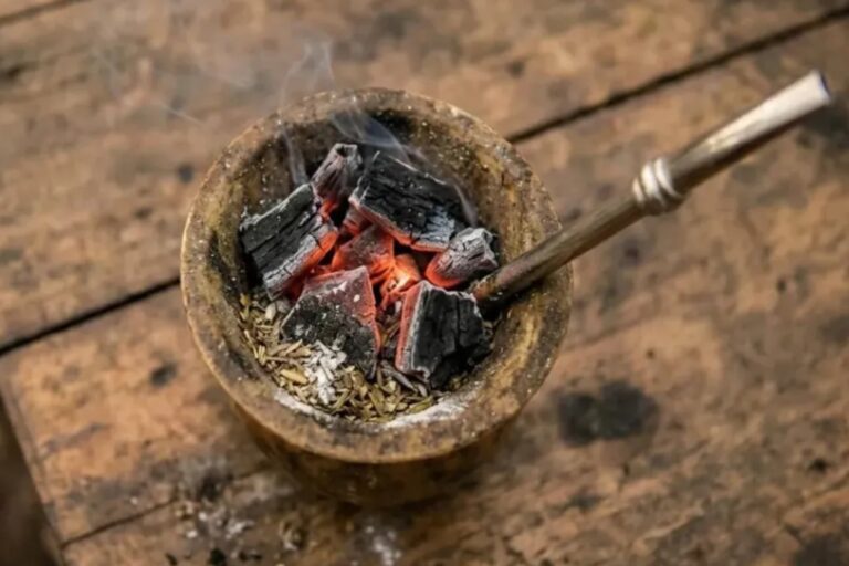 Imagen editorial relacionada con: Especialistas recomiendan el uso de brasas para la desinfección y mantenimiento de mates de madera
