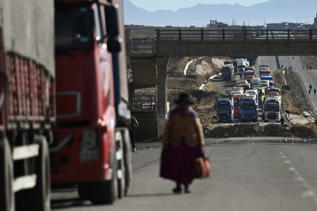 Imagen editorial relacionada con: Bolivia: la Policía y las Fuerzas Armadas ejecutarán operativos conjuntos para liberar rutas bloqueadas