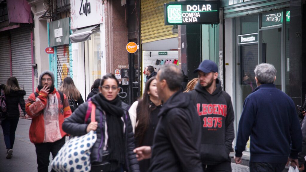 Imagen editorial relacionada con: El dólar blue retrocedió a $1.415 mientras el oficial subió en el Banco Nación