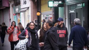 Imagen editorial relacionada con: El dólar blue retrocedió a $1.415 mientras el oficial subió en el Banco Nación