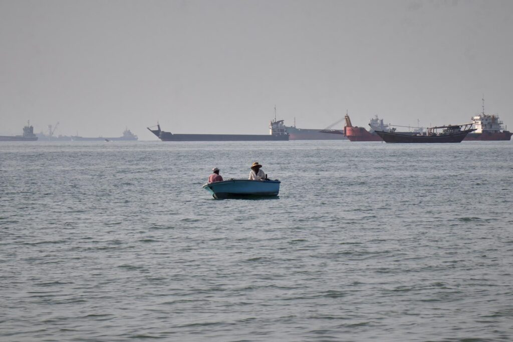 Imagen editorial relacionada con: Irán captura un buque frente a Emiratos Árabes y escala la tensión en el Golfo