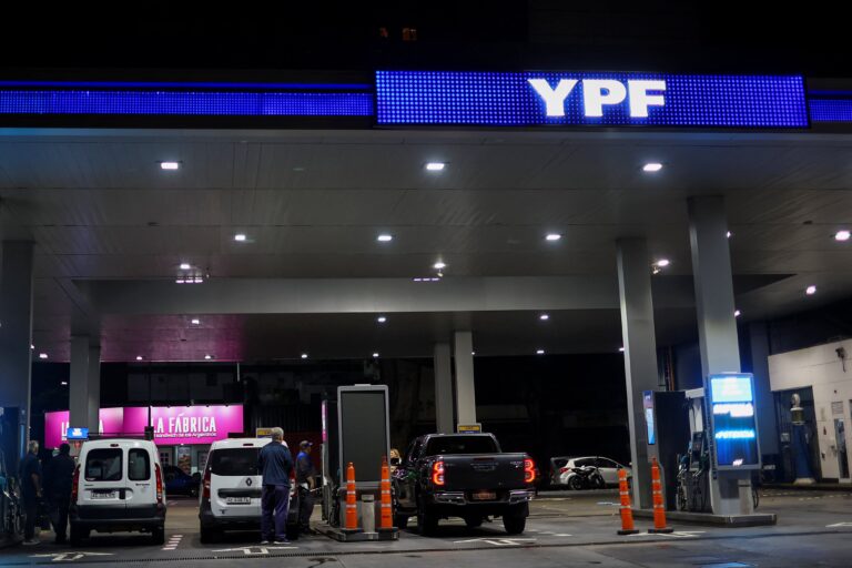 Imagen editorial relacionada con: YPF aumenta los combustibles un 1% y congela el precio del crudo por 45 días