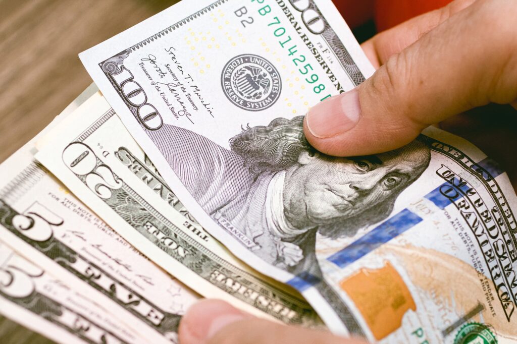 Imagen editorial relacionada con: El dólar blue alcanzó los $1420 mientras la inflación de abril descendió al 2,6%