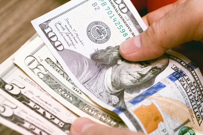 Imagen editorial relacionada con: El dólar blue alcanzó los $1420 mientras la inflación de abril descendió al 2,6%