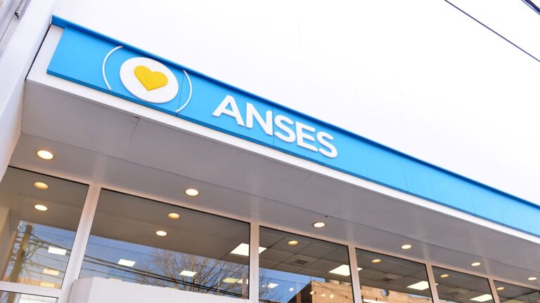 ANSES oficializó el aumento de la AUH: el monto llega a $141.285 en