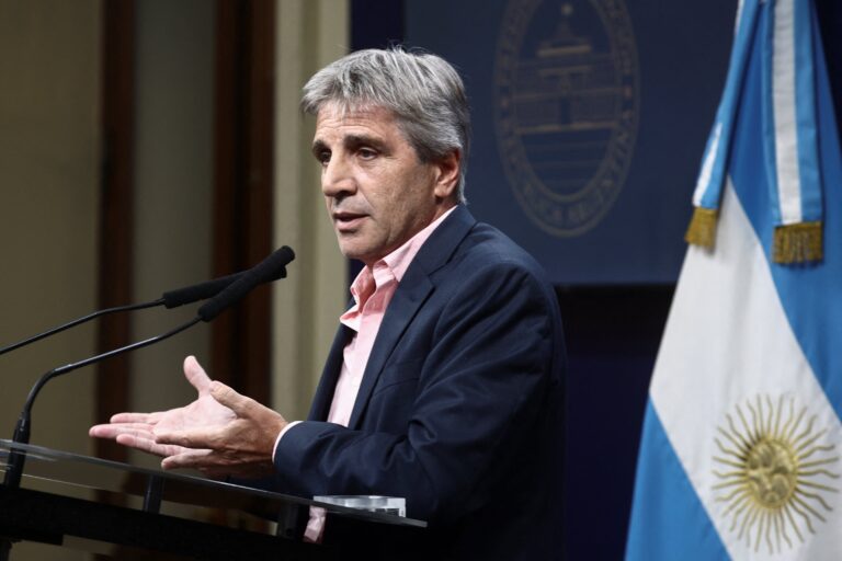 Imagen editorial relacionada con: El Gobierno captó USD 300 millones para deuda y logró un rollover del 110% en pesos