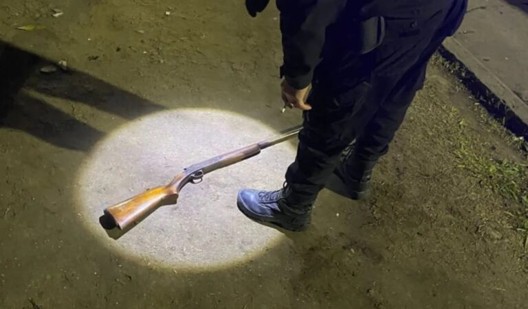 Hallan una escopeta cargada en La Plata tras una persecución policial