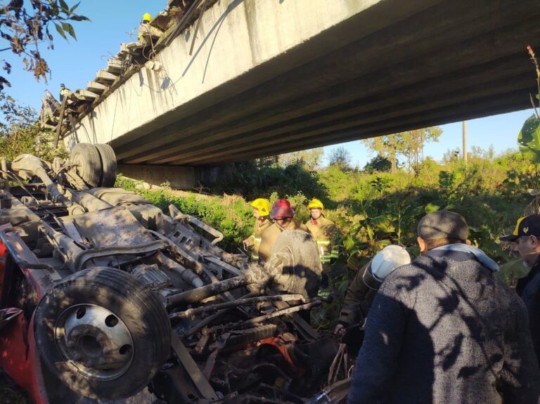 Imagen editorial relacionada con: Grave accidente en Tucumán: un camionero cayó desde un puente y fue rescatado tras quedar atrapado