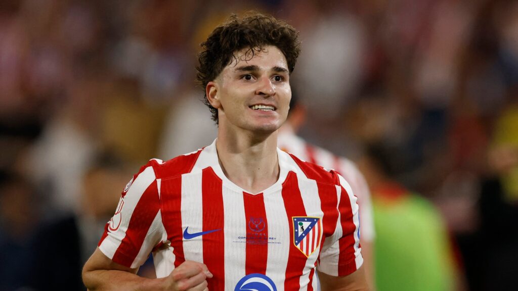 Imagen editorial relacionada con: PSG prepara una oferta de 150 millones de euros por Julián Álvarez ante el interés del Barcelona