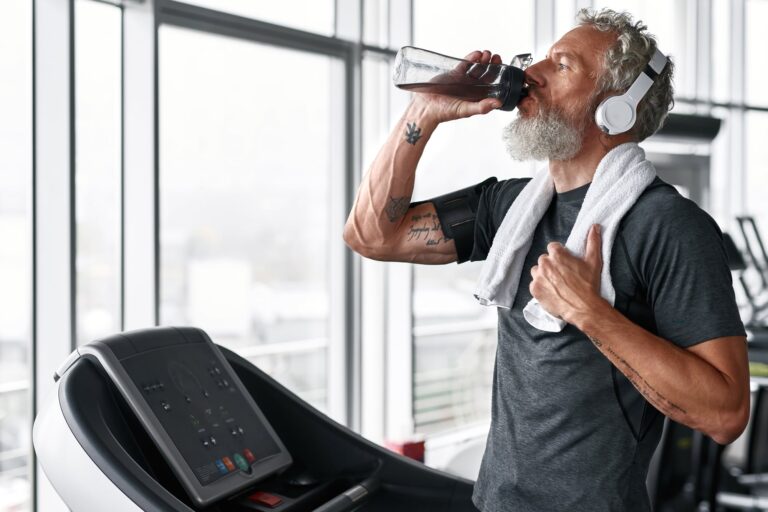 Suplementos después de los 50: especialistas advierten sobre riesgos