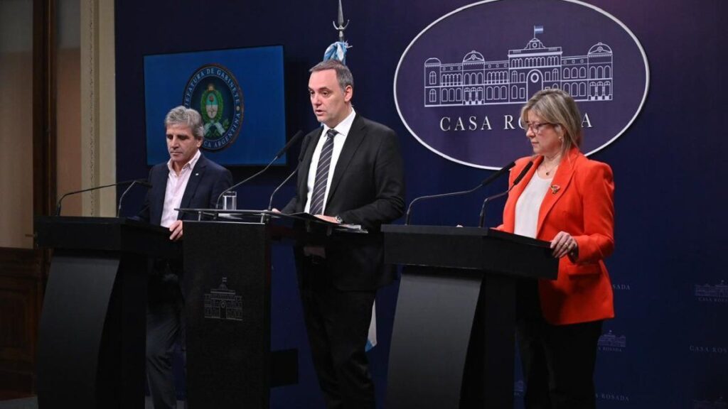 Imagen editorial relacionada con: Caputo y Adorni inauguran en Mendoza el primer proyecto energético bajo el régimen RIGI
