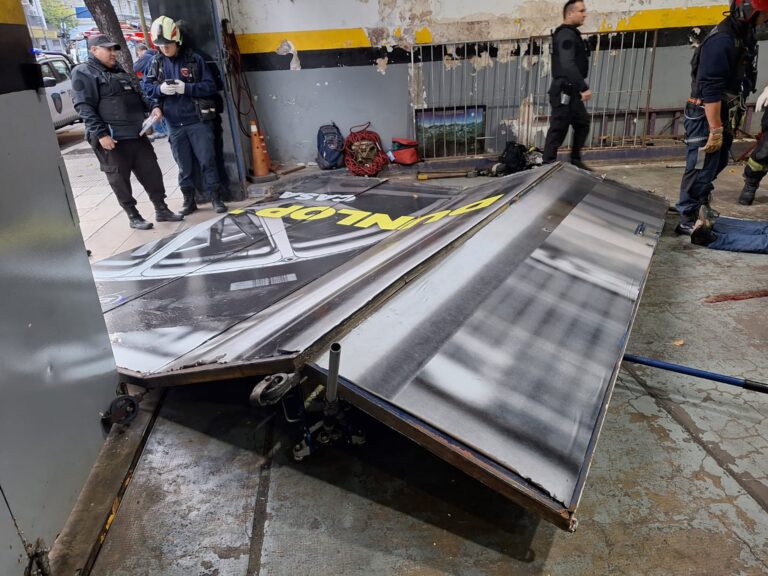 Imagen editorial relacionada con: Un hombre de 73 años murió aplastado por un portón en una gomería de Almagro