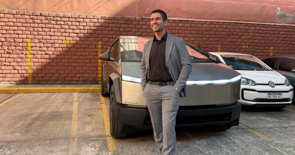Imagen editorial relacionada con: El diputado Manuel Quintar justificó la compra del Tesla Cybertruck valuado en 200.000 dólares