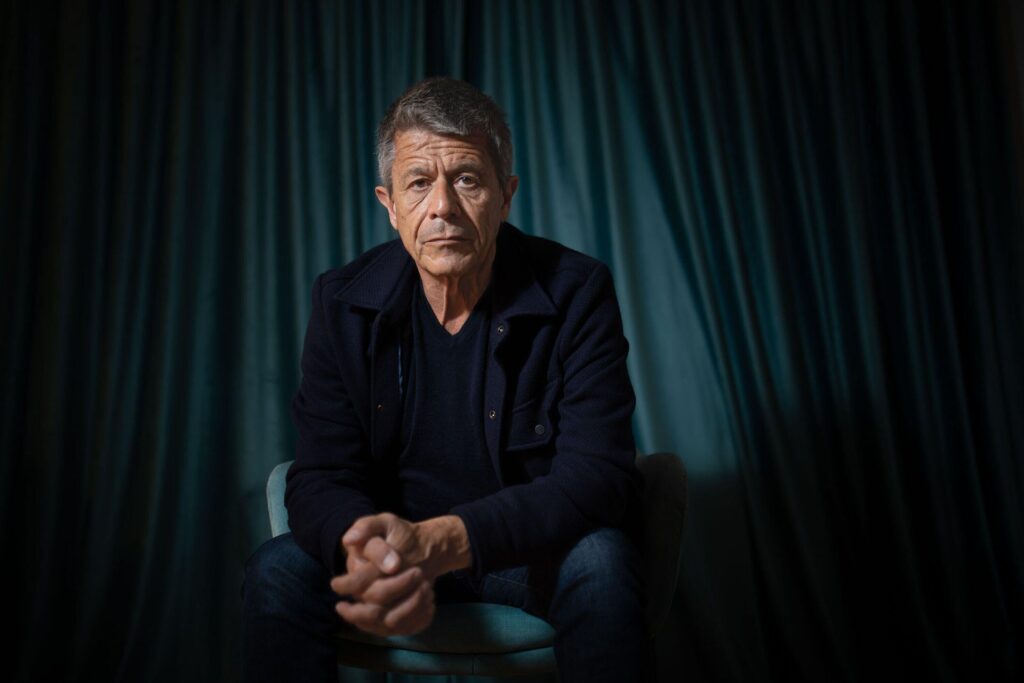 Imagen editorial relacionada con: Emmanuel Carrère redefine la no ficción: el autor francés rechaza la objetividad y defiende la literatura del yo