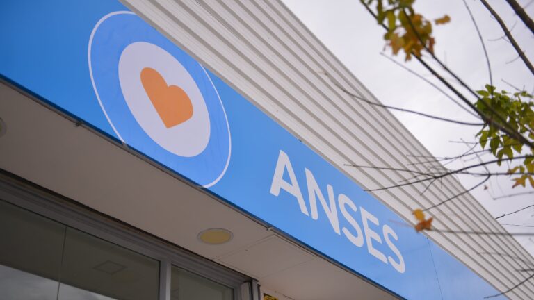Imagen editorial relacionada con: ANSES abona jubilaciones y asignaciones con aumento del 3,38% y bonos de 70.000 pesos