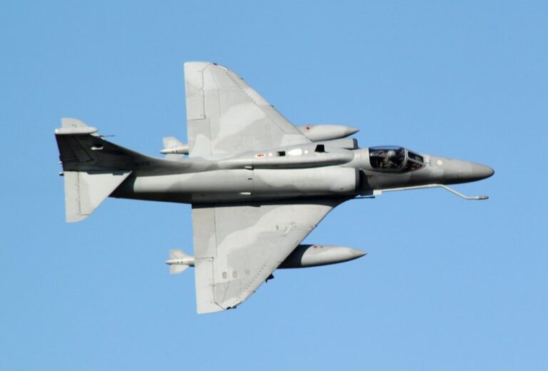 La Fuerza Aérea Argentina retiró los históricos aviones A-4AR