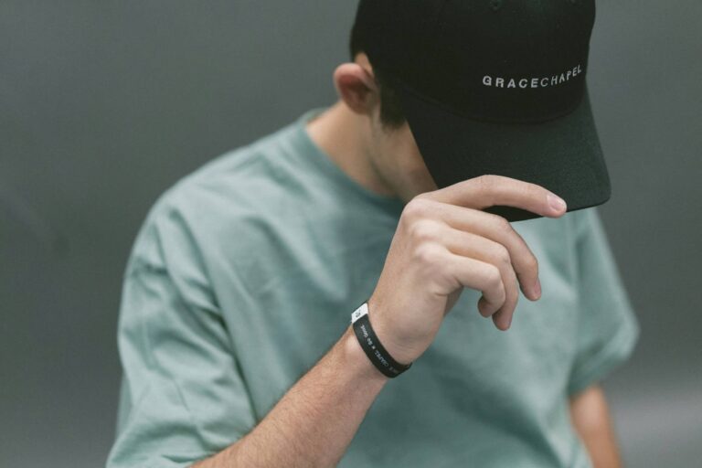 La psicología revela qué proyectan quienes usan gorra a diario