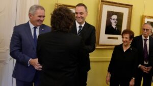 Imagen editorial relacionada con: Javier Milei recibe a Manuel Adorni en Olivos en medio de investigaciones por enriquecimiento ilícito