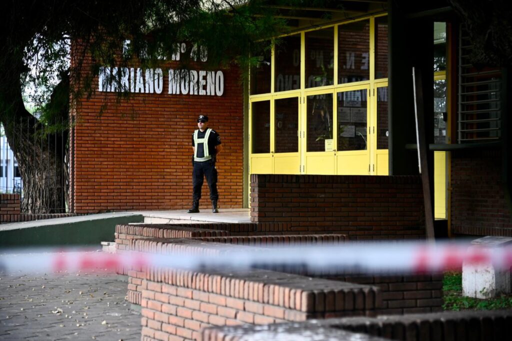 Imagen editorial relacionada con: Liberaron al adolescente acusado de complicidad en la balacera fatal de la Escuela Normal de San Cristóbal