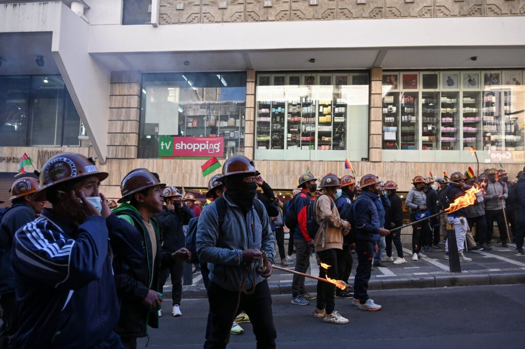 Imagen editorial relacionada con: Mineros artesanales se enfrentaron con la Policía en La Paz y exigen la renuncia de Rodrigo Paz