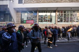 Imagen editorial relacionada con: Mineros artesanales se enfrentaron con la Policía en La Paz y exigen la renuncia de Rodrigo Paz