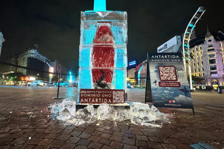 Imagen editorial relacionada con: Gauchos del Mar instalan una tabla de surf en hielo frente al Obelisco por la Antártida