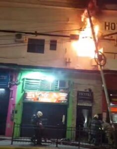 Imagen editorial relacionada con: Incendio en un hotel de Constitución: evacuaron a 20 personas tras un siniestro en el primer piso