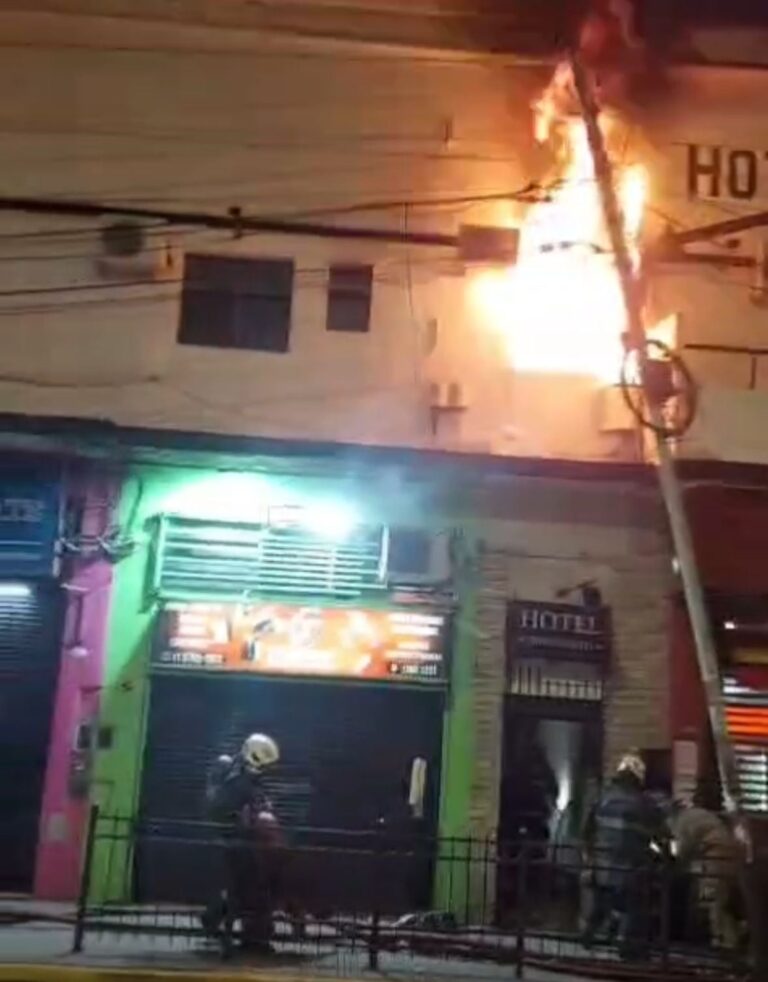 Imagen editorial relacionada con: Incendio en un hotel de Constitución: evacuaron a 20 personas tras un siniestro en el primer piso