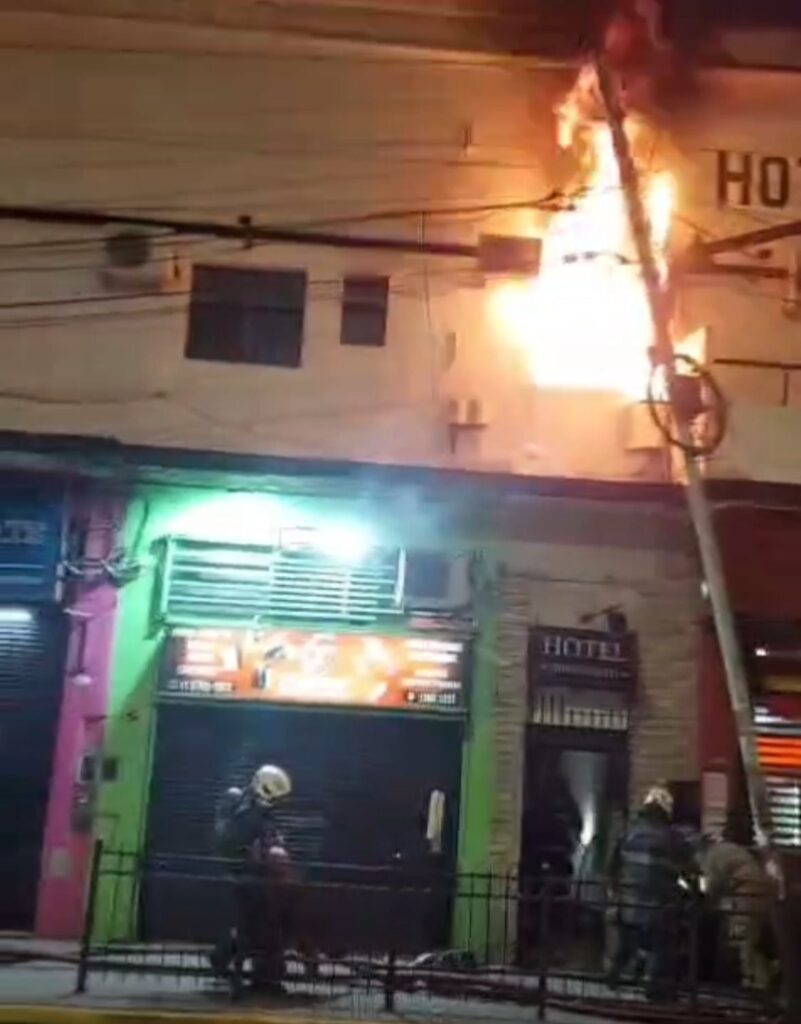 Imagen editorial relacionada con: Incendio en un hotel de Constitución: evacuaron a 20 personas tras un siniestro en el primer piso