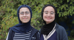 Imagen editorial relacionada con: Hermanas palestinas ganan premio internacional por transformar escombros de guerra en ladrillos sustentables