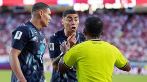 Mundial 2026: Almirón es el primer expulsado por taparse la boca