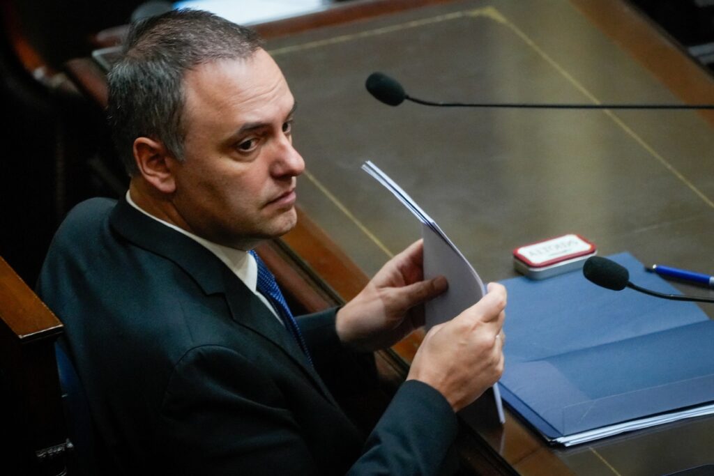 Renunció Manuel Adorni a la Jefatura de Gabinete tras meses de presión