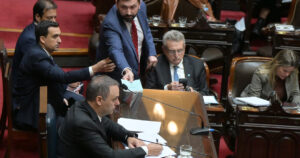 Renuncia de Adorni: fuerte rechazo opositor y pedidos de investigación