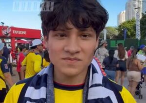 Hinchas argentinos ayudaron a un ecuatoriano a cumplir una promesa
